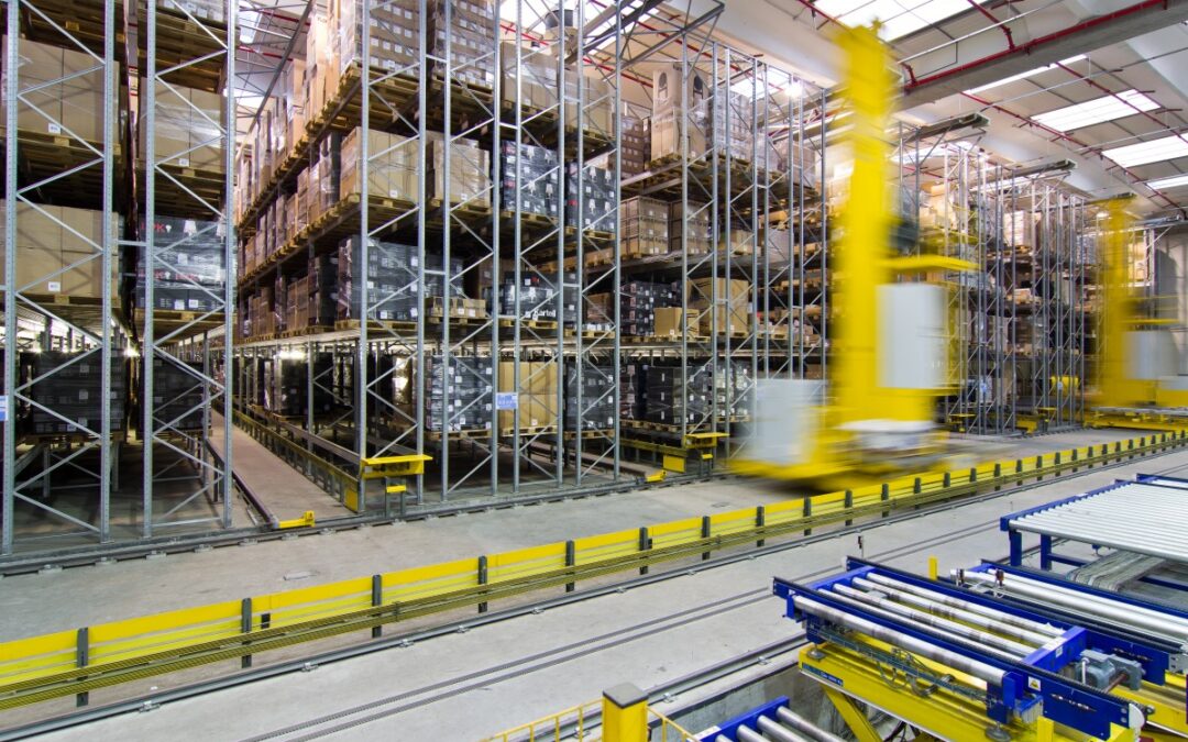 Magazzino con materiali in pronta consegna